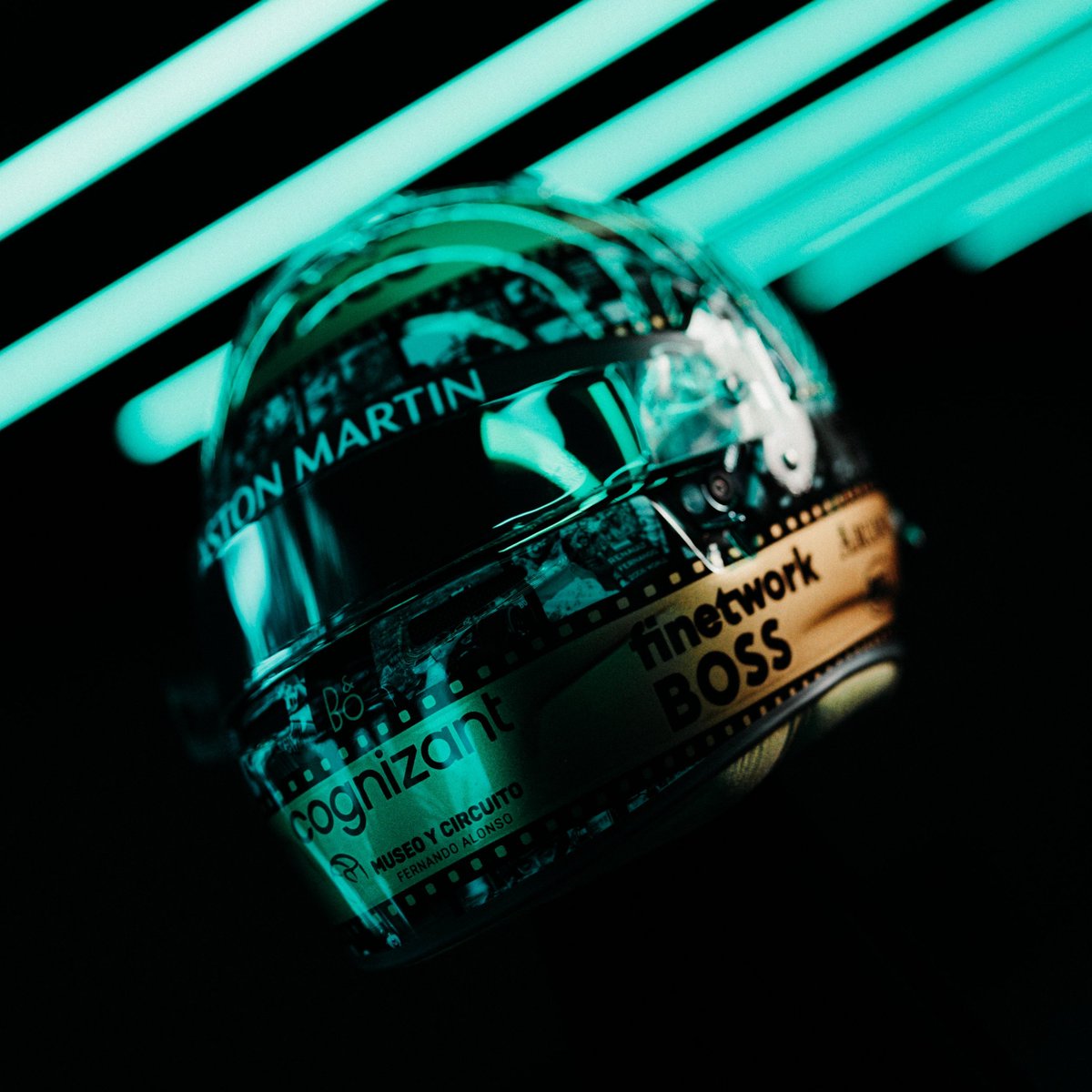 DAZN_ES's tweet photo. 😍 Amor a primera vista 😍

El ESPECTACULAR casco de @alo_oficial para celebrar en México sus 400GP en F1 

Una obra de arte cargada de los recuerdos de una trayectoria de leyenda 

📷 @AstonMartinF1 https://t.co/t6iDWe7T74