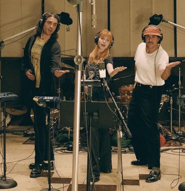 andrea from paramore🖤 (@colormeandrea) on Twitter photo 