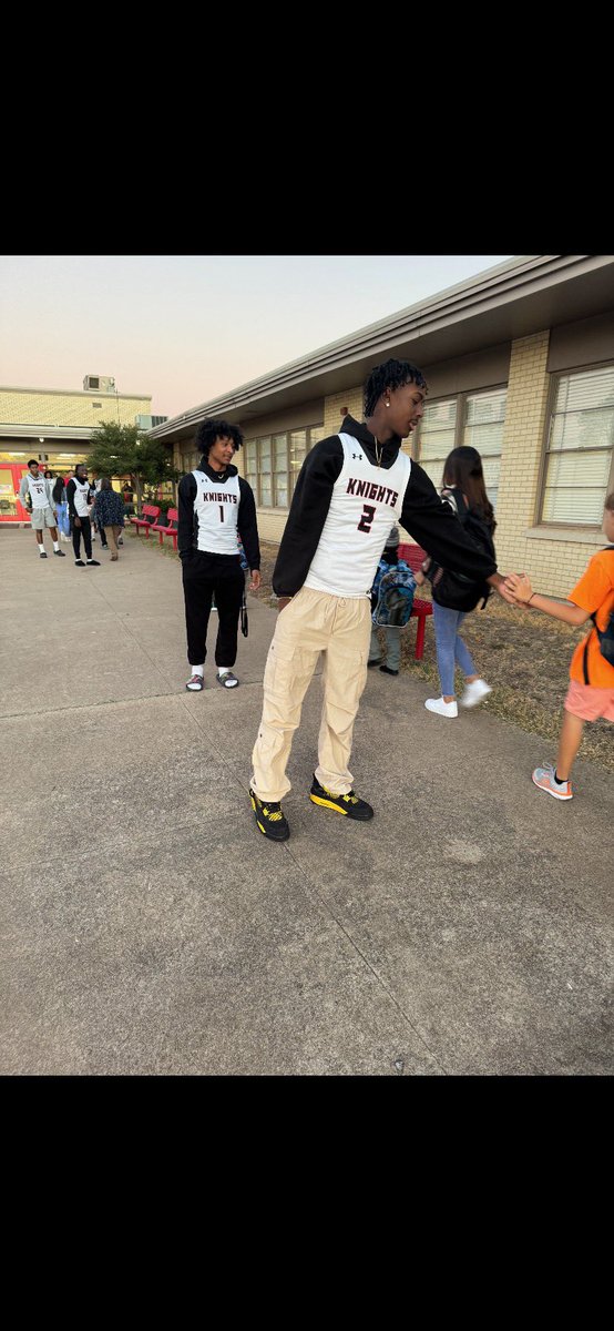 HHKnightsBB's tweet image. Knights welcoming the students back from Fall Break this morning at Harker Heights Elementary. 
#WelcomeBack
#AlmostTime 
@KDHsports 
@KilleenISD_ @MarkHum7