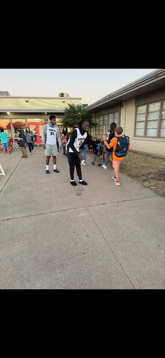 HHKnightsBB's tweet image. Knights welcoming the students back from Fall Break this morning at Harker Heights Elementary. 
#WelcomeBack
#AlmostTime 
@KDHsports 
@KilleenISD_ @MarkHum7