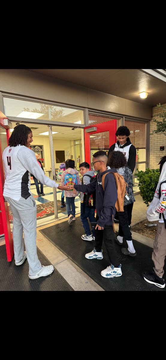 HHKnightsBB's tweet image. Knights welcoming the students back from Fall Break this morning at Harker Heights Elementary. 
#WelcomeBack
#AlmostTime 
@KDHsports 
@KilleenISD_ @MarkHum7