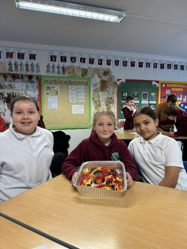 CHCS_Humanities's tweet photo. 1/2 It was lovely to meet year 6 @PentrechwythPS learners as part of their transition to secondary school today - wonderful creativity shown! @CefnHengoed https://t.co/dhxJ2NFBer