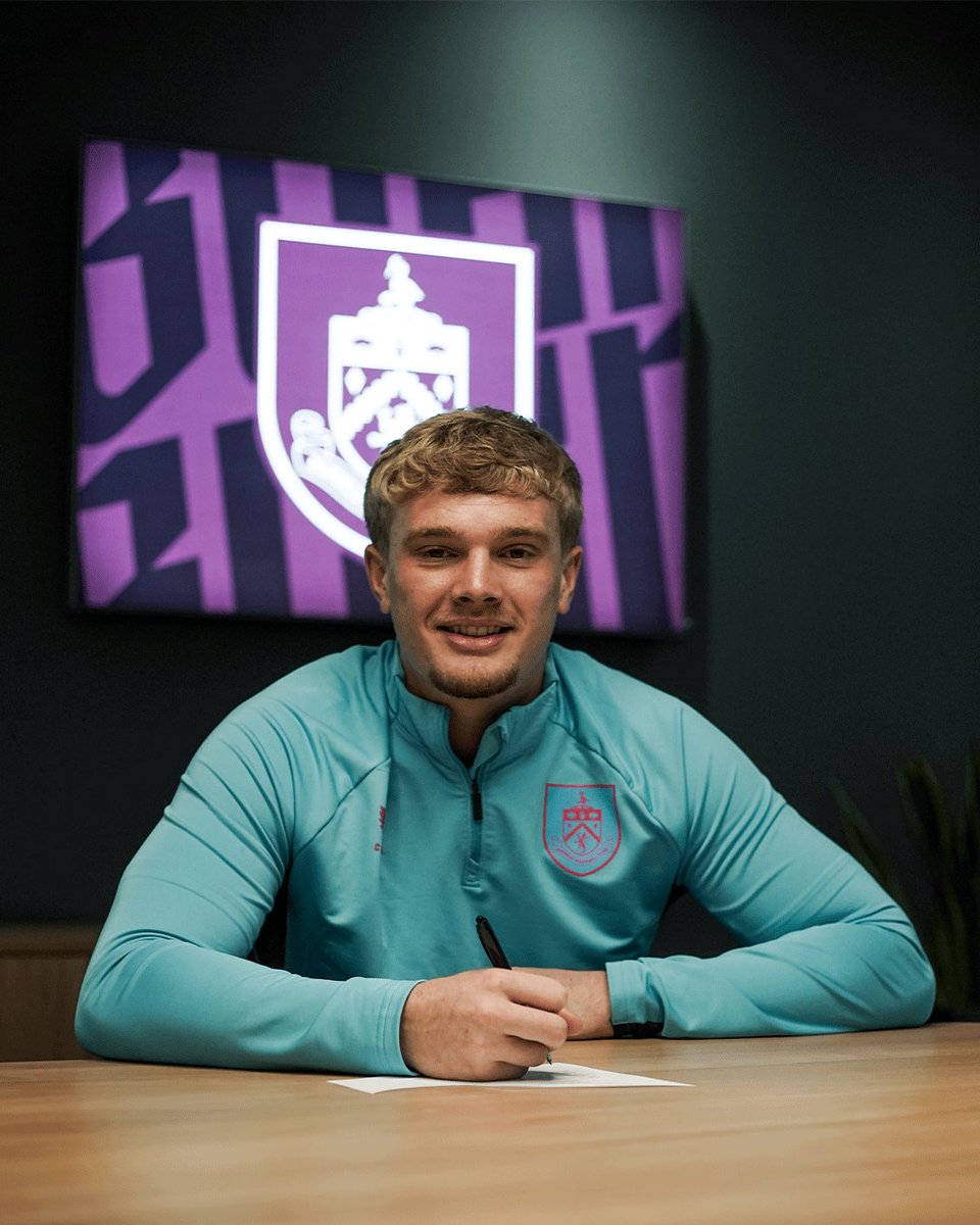 ClaretsAcademy's tweet image. We are pleased to confirm that Sam Waller has signed a new contract that runs until the summer of 2026, with the Club holding a one-year extension option 🤝