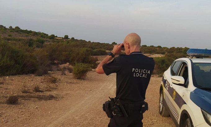 policiaelche's tweet image. Durante la temporada de #caza, iniciada el día 12, se están realizando #comprobaciones rutinarias

👉🏼 Recuerda:
✅ Se cuidadoso con las #distancias y otra normas de seguridad
✅ Respeta las zonas #protegidas y alrededores
✅ Porta la #documentación de escopeta y perros en regla