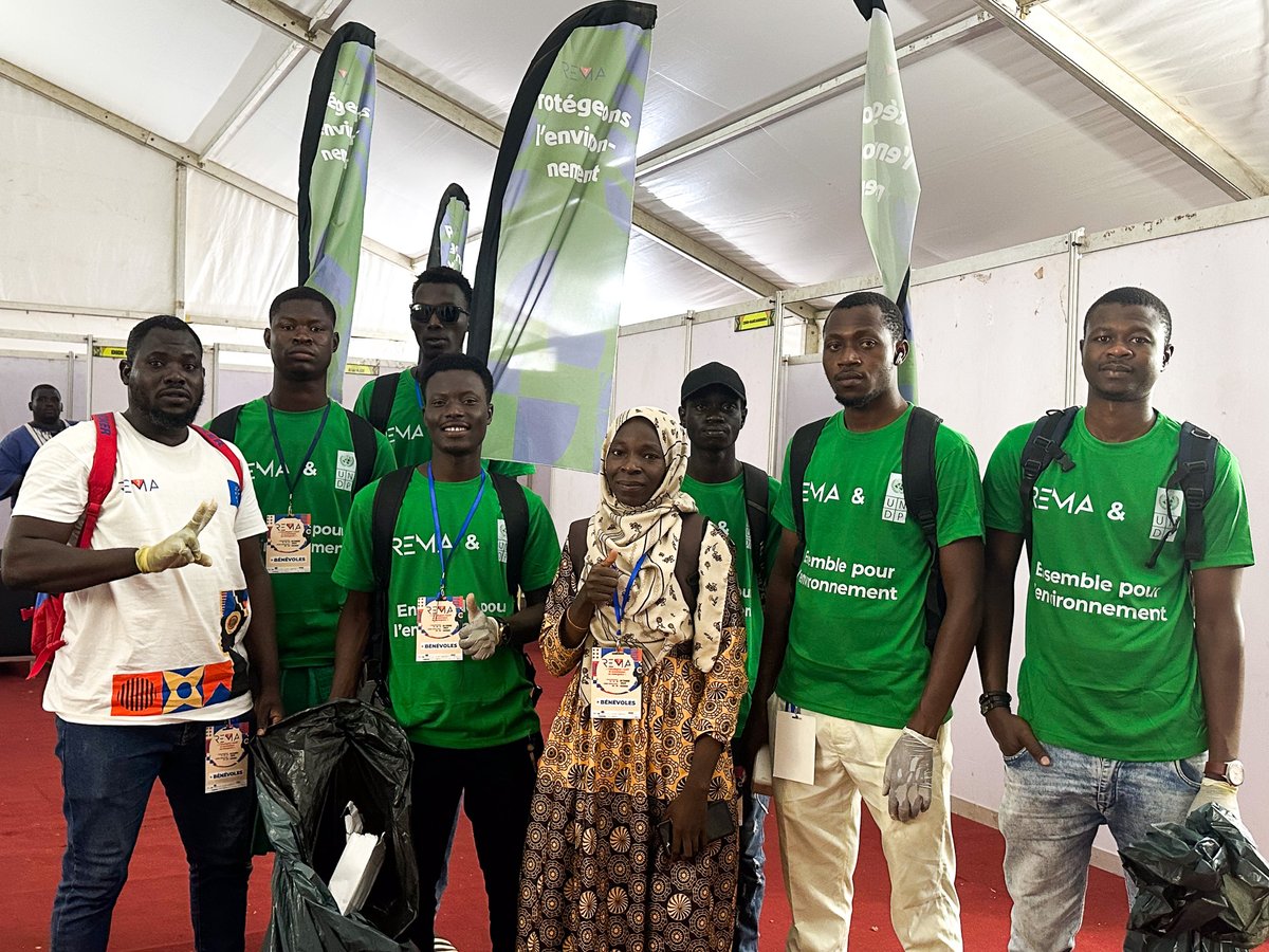 PNUD_BFA's tweet photo. Un grand merci à tous les jeunes volontaires qui ont œuvré pendant les #REMA2024 pour protéger notre environnement 🌍! Grâce à leur engagement, l’événement est resté propre et exemplaire. Faisons de la musique un moteur de changement durable. 🎶🌱 #Environnement #Bénévolat