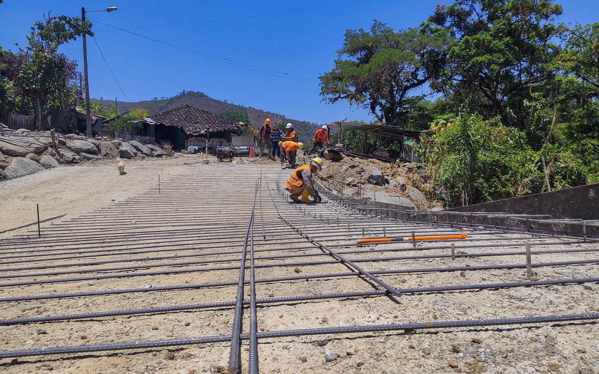 majosogo1's tweet photo. 📌 #Macará | Avanzamos con los trabajos de asfaltado en la [ vía #ElLimón - #LaBocana - #LaVictoria]. 

✅ En la actualidad ejecutamos los rubros de capeta asfáltica en el tramo #ElLimón  - #LaBocana. https://t.co/8hT6cNXgSf