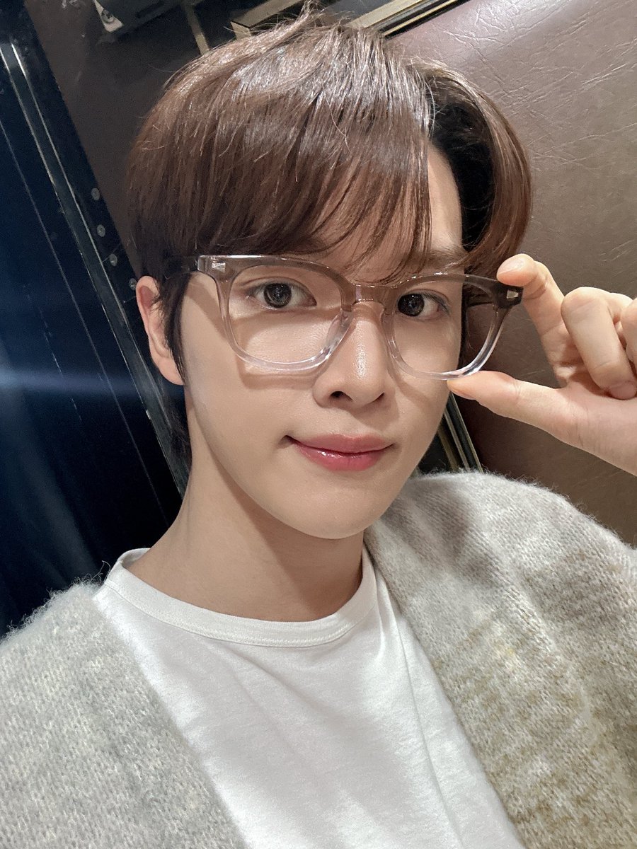 2ternit's tweet photo. 안경셀카ㅁㅊ 너무귀요워 https://t.co/r2dK7btZjI