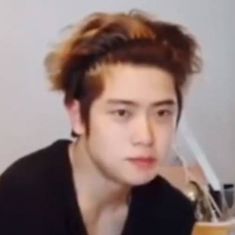 คาดผม                                      คาดผม
ถ่ายงาน                                     อยู่บ้าน