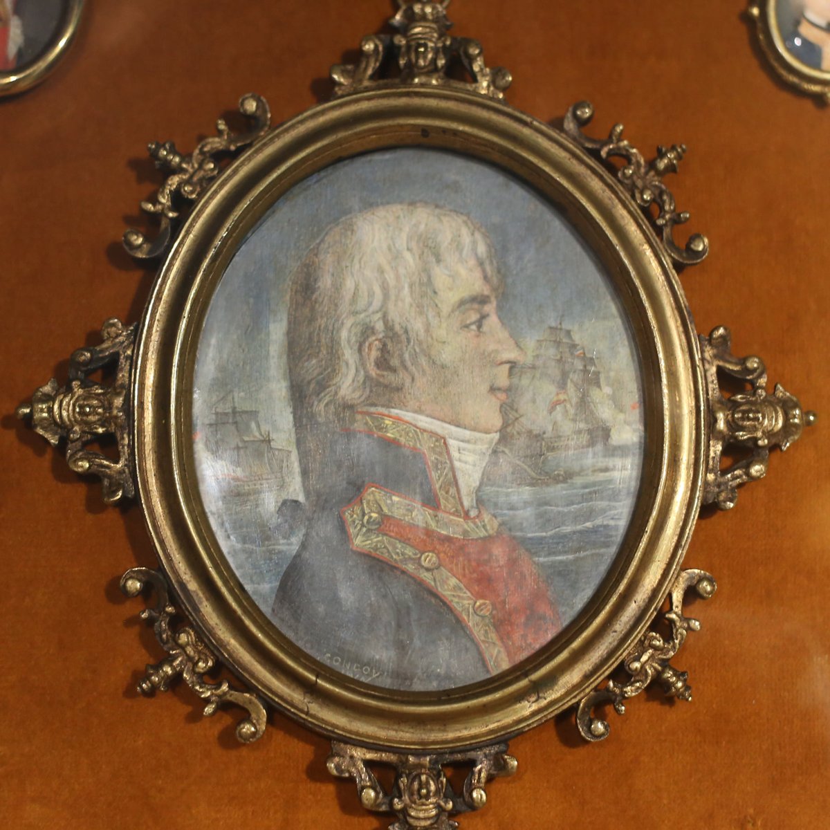Museo_Naval's tweet photo. #TalDíaComoHoy, de 1805, tuvo lugar la batalla de #Trafalgar,en la que falleció Cosme Damián Churruca.

Tras recibir un impacto de bala de cañón en la pierna derecha. A pesar de la herida se negó a ser retirado del alcázar y exclamó “Esto no es nada, siga el fuego”. https://t.co/DizNBWEPtd