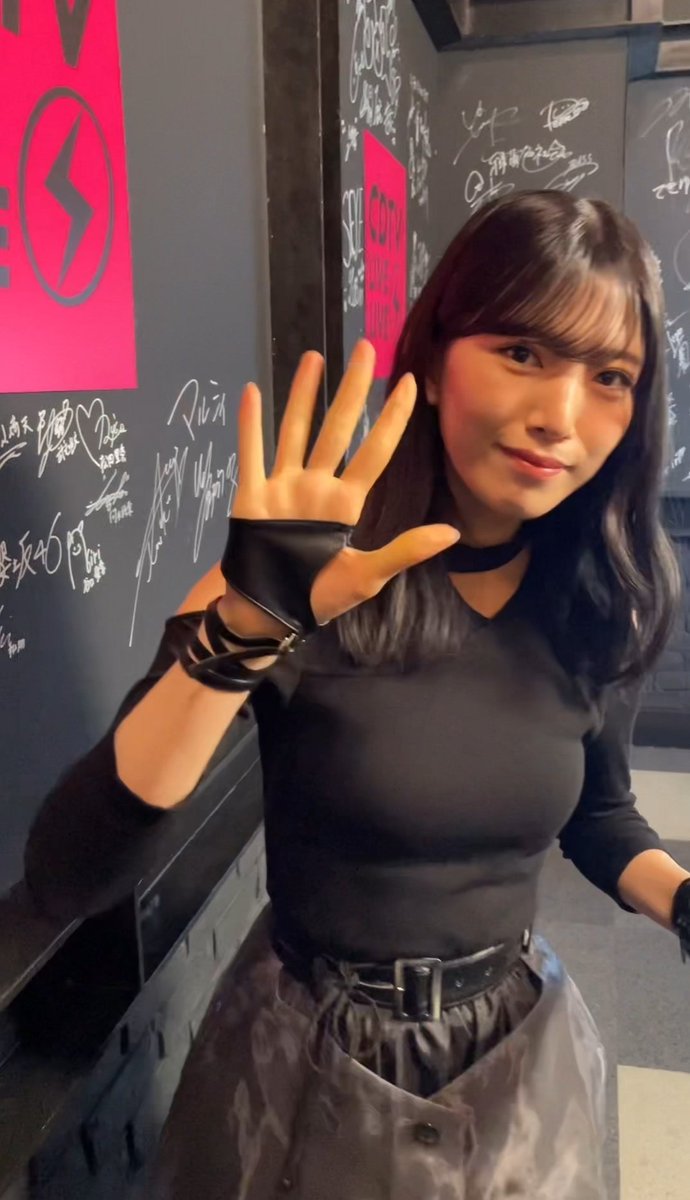 yungkeyasaku's tweet photo. 美羽ちゃんはホントどこにいてもすぐ見つけられるね。ホント美羽ちゃんは目立つ。(土生ちゃんや理佐ちゃん的な)

#村山美羽
#CDTVライブライブ
#櫻坂46_IWTC https://t.co/xKjoJw7pNN