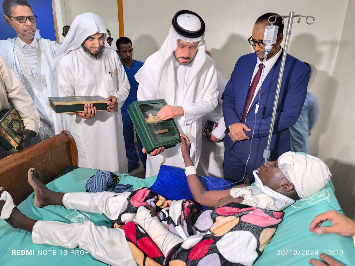 KSAembassyMR's tweet photo. واطمأن سعادته على صحته وسلمه الجائزة التي استحقها في المسابقة ومقدارها ٤٥ ألف ريال بالإضافة إلى بعض الهدايا الخاصة ، ورافق سعادته في الزيارة الملحق الديني بالسفارة د فهيد الرويس . وكان لهذه الزيارة تركت أثراً في نفس المصاب وذويه وأوصى المستشفى بالعناية به وحتى مغادرته إلى وطنه https://t.co/i896xzgt2d