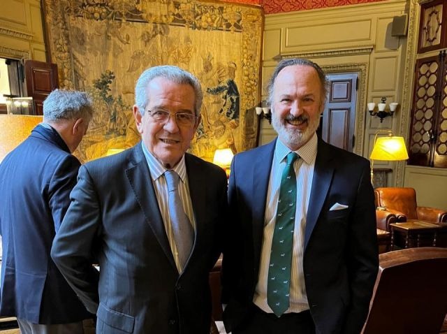 Daniel A. Vega (@danielvegauns) on Twitter photo Esta foto del titular de la SIGEN con el Auditor Interno de la <a href="/UNS_oficial/">Universidad Nacional del Sur</a> es un reflejo del respeto y la colaboración mutua que la UNS tiene con ese organismo.
Siempre dijimos que no tenemos nada que ocultar y estamos orgullosos de nuestra política de transparencia. Esta foto del titular de la SIGEN con el Auditor Interno de la <a href="/UNS_oficial/">Universidad Nacional del Sur</a> es un reflejo del respeto y la colaboración mutua que la UNS tiene con ese organismo.
Siempre dijimos que no tenemos nada que ocultar y estamos orgullosos de nuestra política de transparencia.