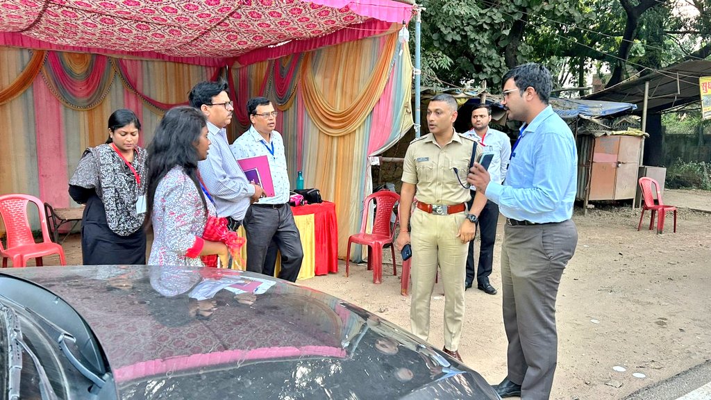 विधानसभा चुनाव 2024 को स्वतंत्र, निष्पक्ष तथा पारदर्शी तरीके से संपन्न कराने के मद्देनजर  पुलिस अधीक्षक के साथ संयुक्त रूप से लातेहार शहरी क्षेत्र अंतर्गत किनामाड़ चेकपोस्ट का औचक निरीक्षण कर विधि व्यवस्था व सुरक्षा व्यवस्था का जायजा लिया गया।
<a href="/ECISVEEP/">Election Commission of India</a>
<a href="/ceojharkhand/">Chief Electoral Officer, Jharkhand</a>