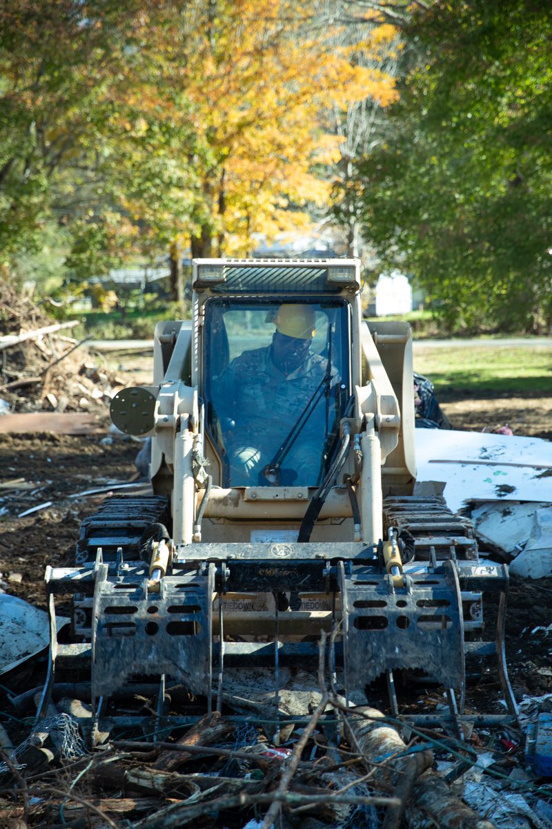 TNMilitaryDept's tweet image. Over the weekend, our Guardsmen continued debris removal operations throughout the counties affected by Hurricane Helene in East Tennessee. 

Our engineering teams remain committed to clearing debris and providing necessary assistance to the impacted communities. We stand ready