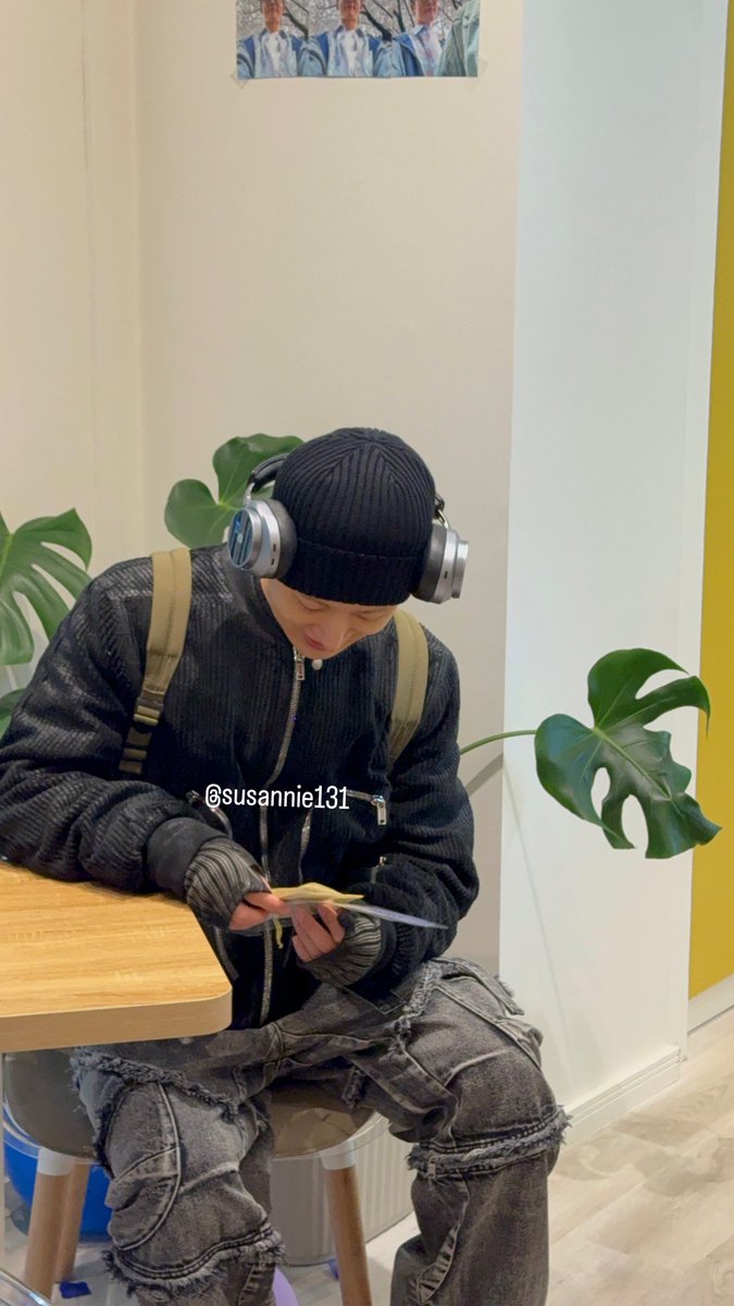 susannie131's tweet photo. Hanbin came to our cafe 😭🩷 #HYPEUPinESPOO https://t.co/Ewh0KCAka4