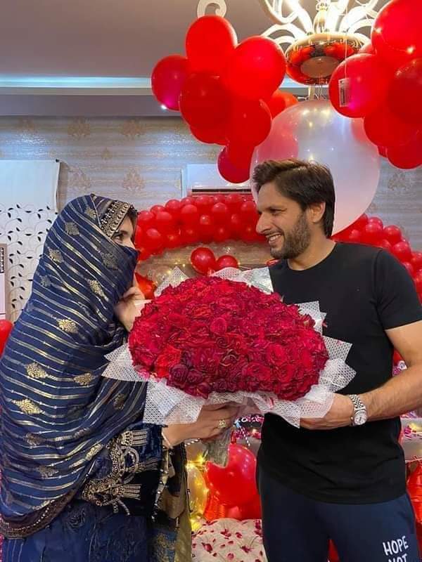 SamiaAndleeb's tweet photo. Happy wedding anniversary lala and bhabhi @SAfridiOfficial @nsaafridi https://t.co/jqFMa3Alwu