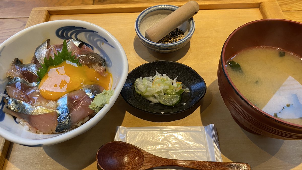 今日は町田市で面談。
その前にランチにしよう。
ということで「いまがわ食堂 町田店」（東京都町田市森野1-39-5 第二モリビル 2F）に入店。
同店のオススメである『醤油だれ ごまさば丼』を注文したぞ。
自分ですったゴマをかけて、ワサビと生卵を絡めて食べる。
こりゃ美味しいね。