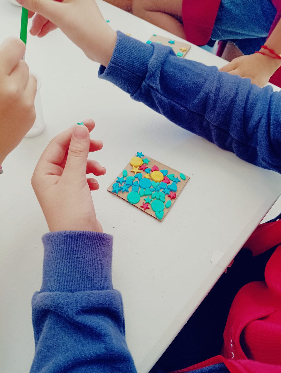 visitalagarriga's tweet photo. Gràcies @ISCAT_School per visitar-nos avui i aprofundir en el #modernisme local! Hem completat la descoberta dels magnífics edificis amb un taller on hem treballat amb formes i colors diversos.
Ens veiem aviat! / See you soon! https://t.co/5RVnBgTeOy