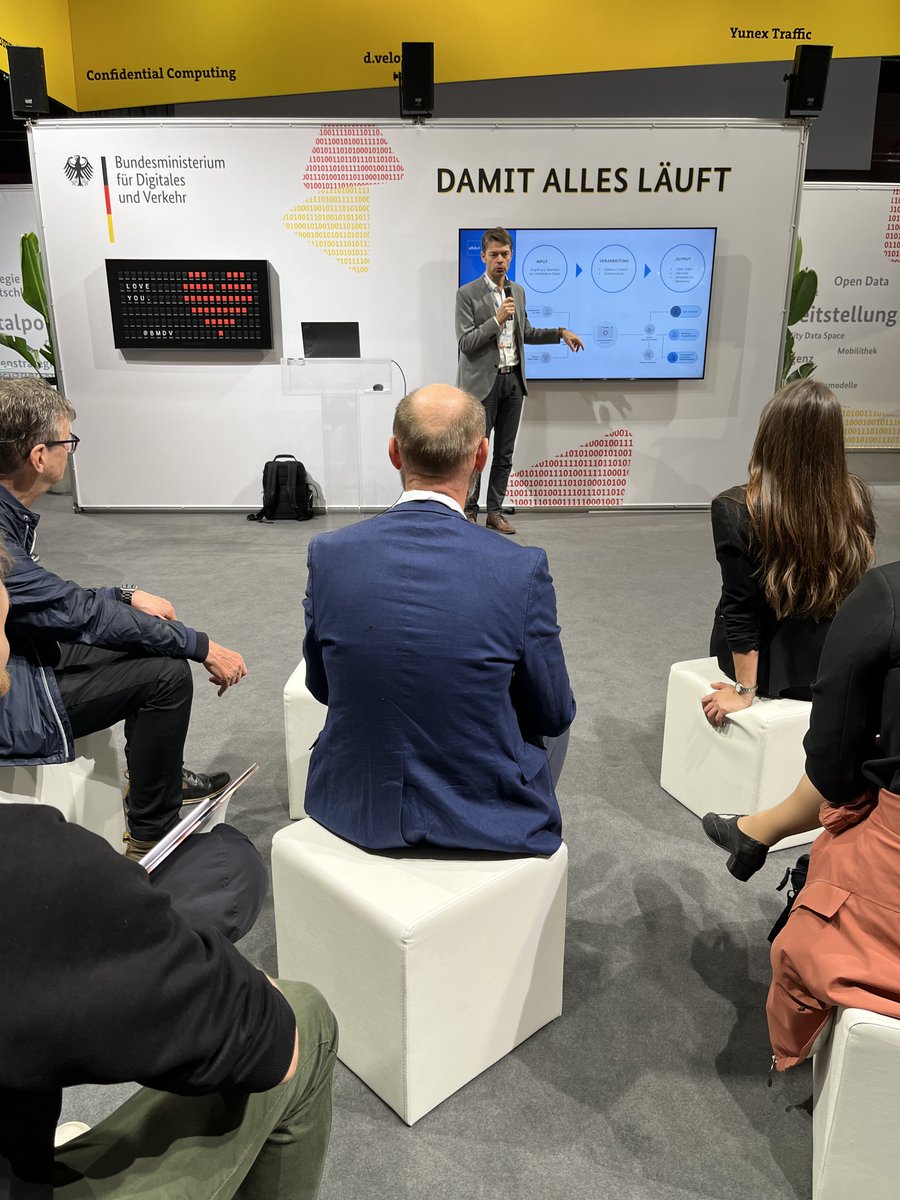 Vortrag von <a href="/RobertCThomann/">Robert Thomann</a>  über die Macht von Daten im Kontext vernetzter kommunaler Infrastruktur am Gemeinschaftsstand von @bmdv / Gigabitbüro des Bundes im Rahmen der SCCON letzte Woche.
