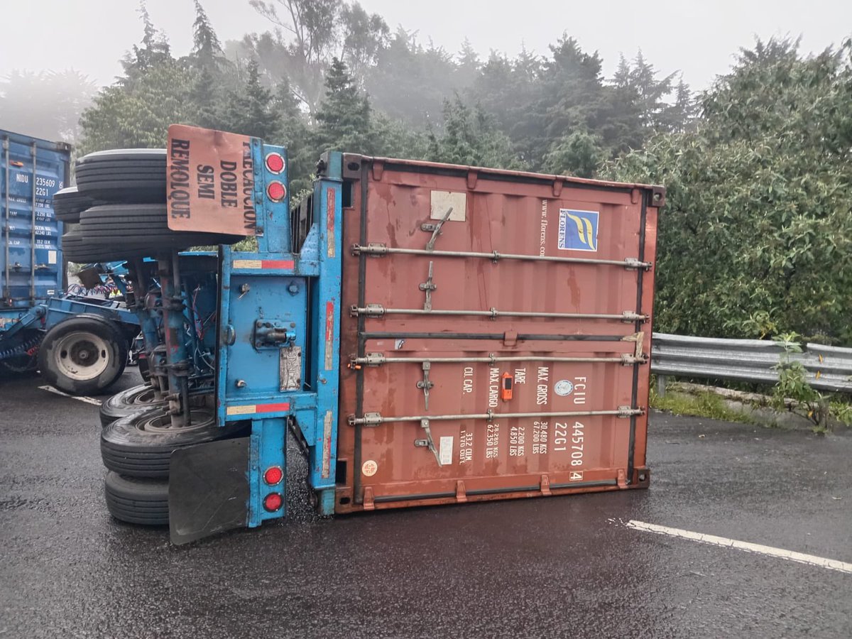 NevadoNoticias's tweet photo. La mañana de este lunes se registró la volcadura de un tráiler en la carretera #México- #Toluca a la altura de la curva de Cruz Blanca. Ya se iniciaron maniobras para retirarlo y mejorar la fluidez del tránsito. https://t.co/JHv4dgmsoC