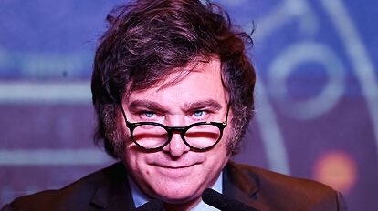 MatiAromi's tweet photo. Karina Milei de viaje en Paris, Javier Milei reconociendo que hizo un ajuste en verano para que la gente no se de cuenta. Yuyito Gonzalez va a tener un programa en la TV Publica. Y esta noche hacen un asado con los diputados que permitieron ajustar universidades. Casta pura. Fin. https://t.co/qTqzLlBqGh
