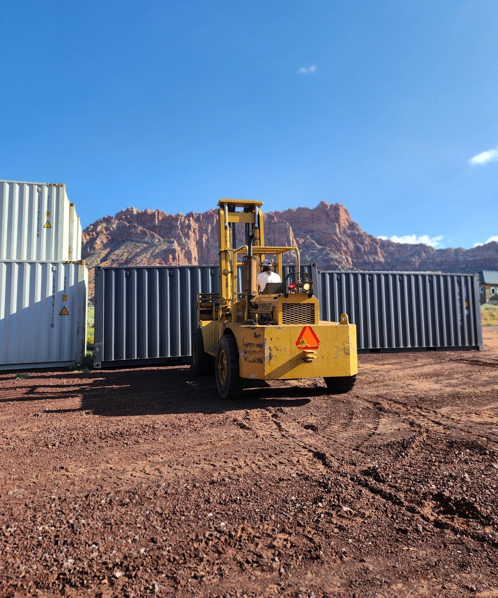 ZionsCustom's tweet photo. Yo! Expanding? Our 40ft containers are on sale! Need light mods like roll-up doors or insulation? No problem. Check out our reefers and 20ft containers. Call +1 435-212-1239 or email zionscustomcontainers@gmail.com. 🚛🔧 https://t.co/MgvyYHIzC8