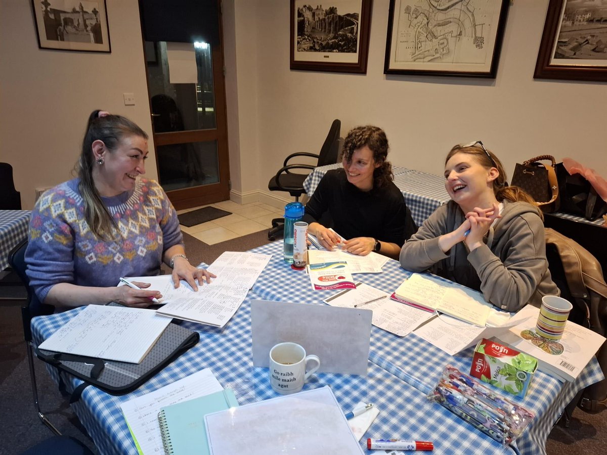 Cuid dár rannpháirtithe i gCora Droma Rúisc ag tabhairt faoi rang Gaeilge ar na mallaibh ✏️📗
#islinneuiligí #céadmílefáilte