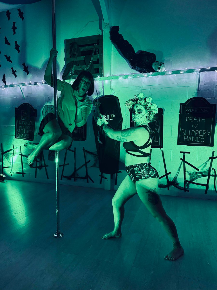 MsJoanneHeywood's tweet photo. This is what I got up to this morning! 🤣
I was far too hot! So, first the socks went, then the jumper... then I donned some horns (which, sadly, you can't really see) and transformed from "Velma" into "horny little devil" 😈
Happy "early" Halloween!
#PoleFun #PoleFit #Halloween https://t.co/MGJwKAJmTe