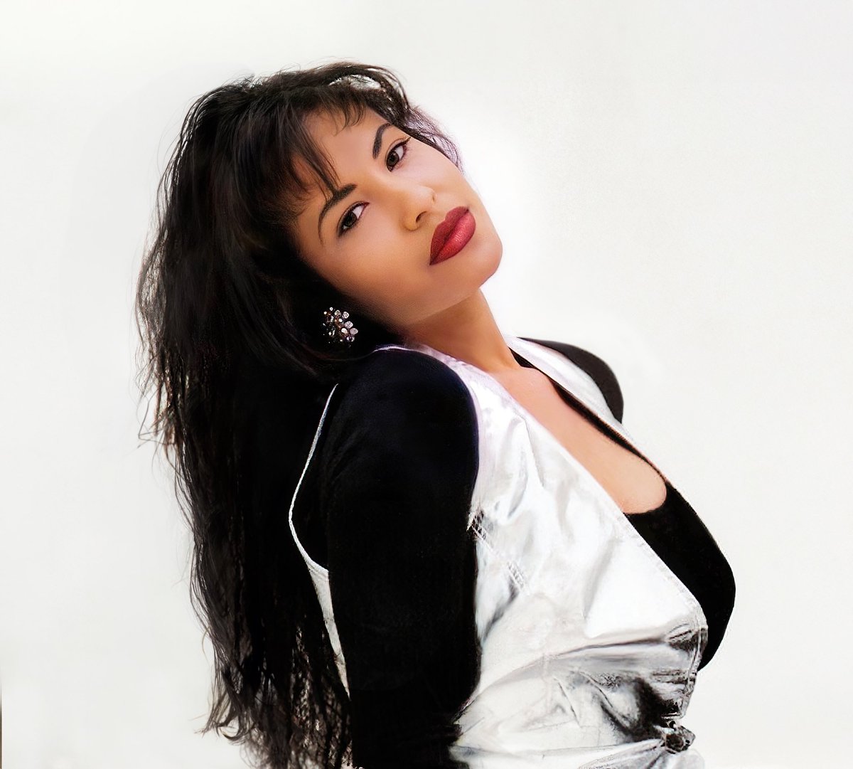 We are excited to announce that Selena will be honored with the prestigious National Medal of Arts by President Biden and Dr. Biden at the White House this evening.

This remarkable achievement celebrates Selena’s enduring impact on her music and legacy. 🏅#whitehouse 

<a href="/NEAarts/">Nat'l Endow f/t Arts</a>