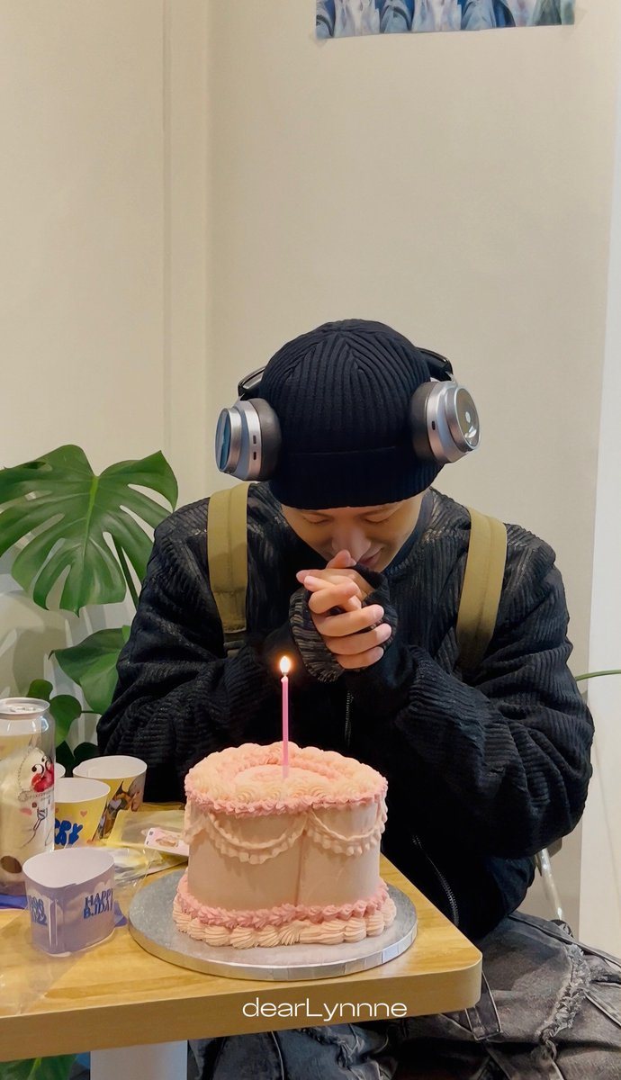 Hanbin attended his birthday cup sleeve event omg😭