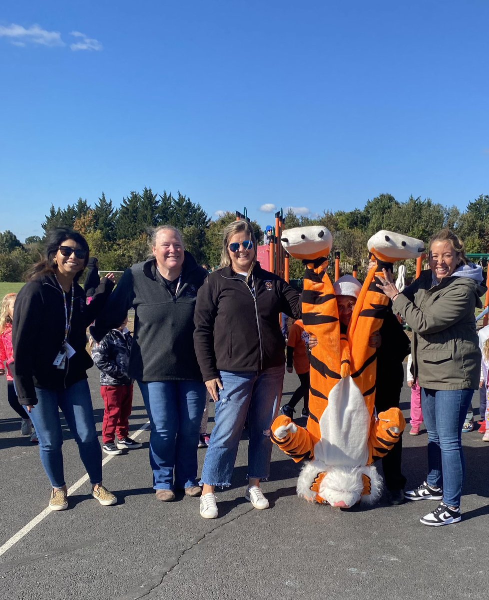 BALPrincipal's tweet photo. Celebrating 🥳 One LCPS Day K &amp; 2nd with Pounce 🐯❤️ @BallsBluffLCPS @elainelayman @LCPSOfficial #WeAreOneLCPS https://t.co/BnGnIhJqEu