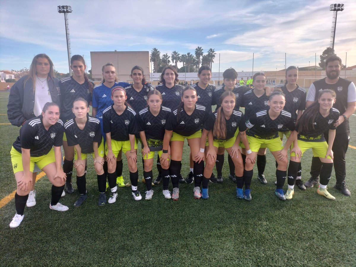 CFReinoGranada's tweet photo. 🖤💚 Una foto para la historia de nuestro Club 🖤💚

El Senior del #ReinoFemenino disputó su primer partido oficial en Carchuna.

Nuestras jugadoras lo dieron todo en el campo, dando una gran imagen en el terreno de juego.

Motril CF 3-0 @cfreinogranadafemenino 

#ADNReino https://t.co/4I2dLEmO1M