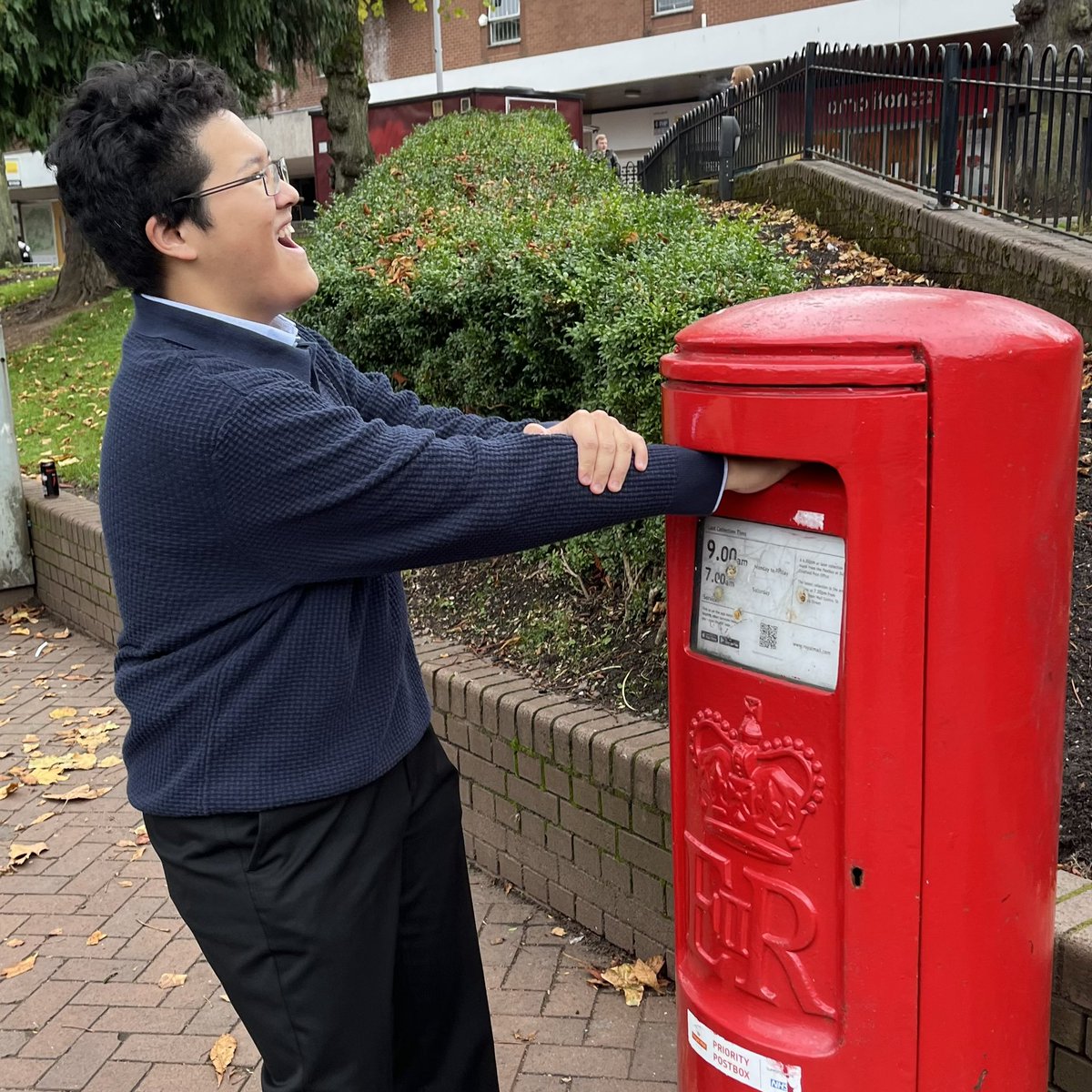 Jay10_6's tweet photo. AHHHHHHHHHHHHHH!!!!!!
THE POSTBOX IS EATING MY HAND!!!! https://t.co/1nHkJxsPxp