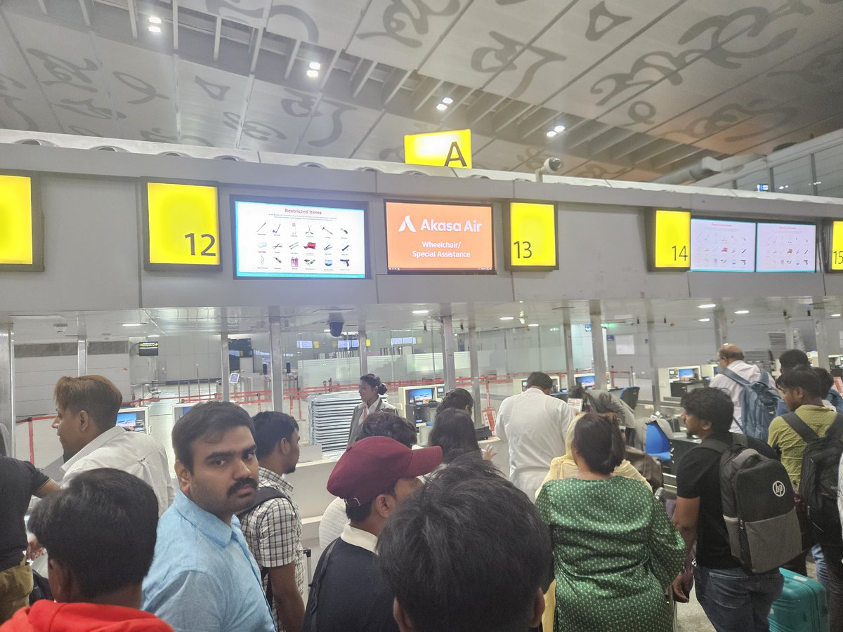 SAHILLSHAHA's tweet photo. @AkasaAir ... no crowd management, manual scan others are automatic- this instruction is provided at the counter not before, so one has to again cue up ... *Designed To Fail* @vinaydube I am not taking this airline again 🙏 https://t.co/IoKBKncHtI