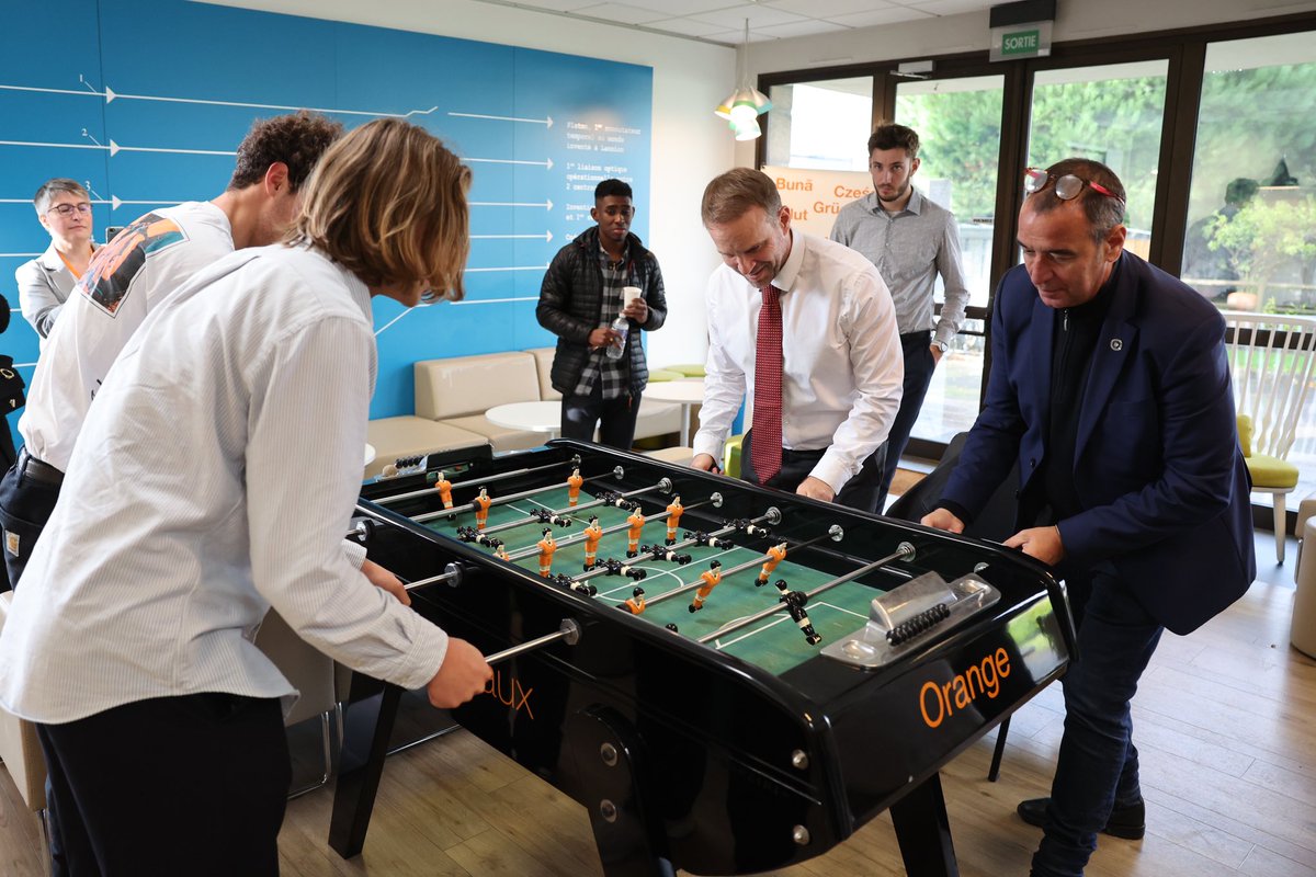 💡👨‍💻 En visite chez <a href="/Orange/">Orange</a> Innovation, j'ai pu échanger avec des élèves ingénieurs sur la #cybersécurité et les réseaux. Les discussions avec les professionnels et étudiants de l'ENSSAT et du BUT ont été  stimulantes. Merci pour ces échanges et la partie de babyfoot pleine