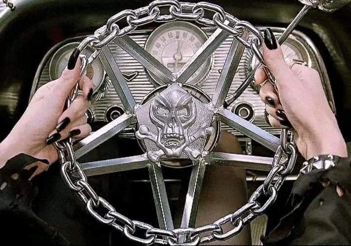 hearthfirearts's tweet photo. Elvira's Macabre Mobile https://t.co/GWq1oMo5Yc