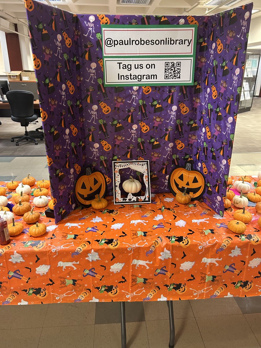 RobesonLibrary's tweet image. 🎃 Let the mini pumpkin decorating begin! Come through during free period today (11:20am - 12:20pm) & decorate your very own mini pumpkin for Halloween! 🎃
____________________________
#RutgersCamden #RutgersLibraries #Rutgers #minipumpkins #Halloween #stressbusters