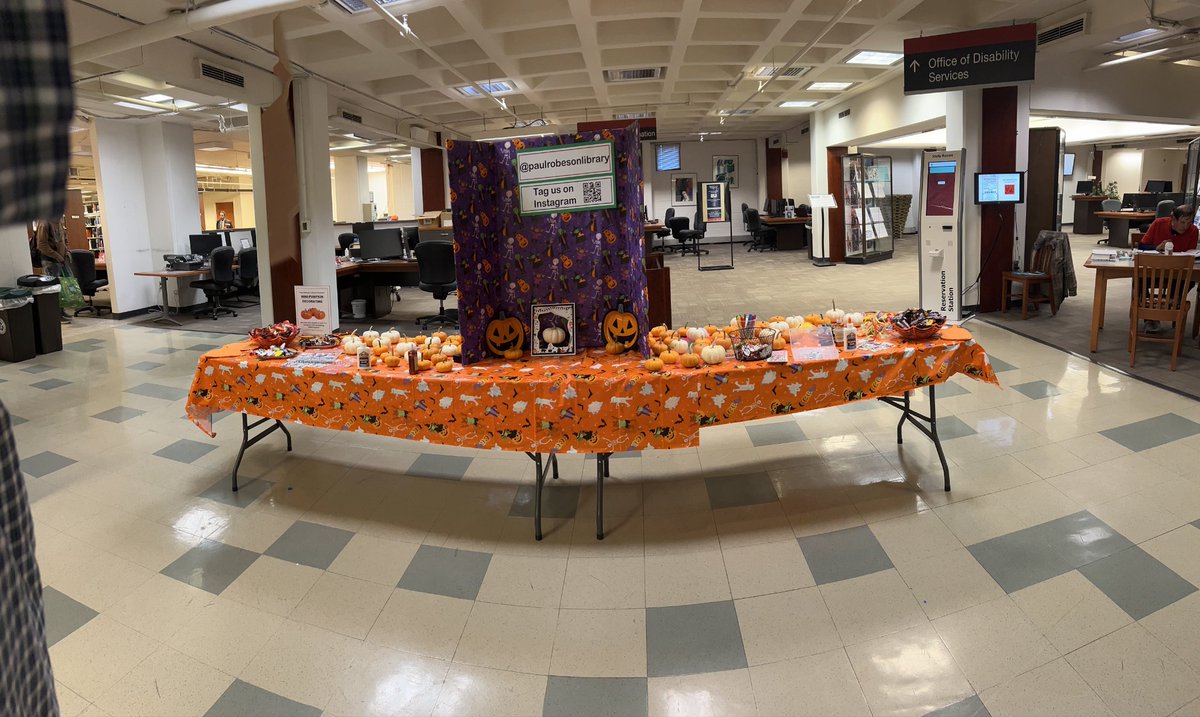 RobesonLibrary's tweet image. 🎃 Let the mini pumpkin decorating begin! Come through during free period today (11:20am - 12:20pm) & decorate your very own mini pumpkin for Halloween! 🎃
____________________________
#RutgersCamden #RutgersLibraries #Rutgers #minipumpkins #Halloween #stressbusters