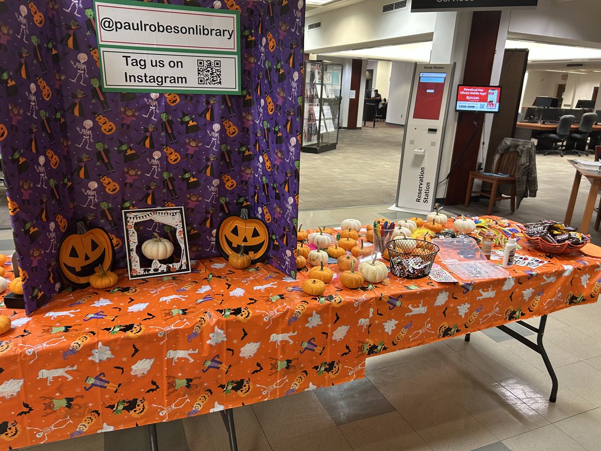 RobesonLibrary's tweet image. 🎃 Let the mini pumpkin decorating begin! Come through during free period today (11:20am - 12:20pm) & decorate your very own mini pumpkin for Halloween! 🎃
____________________________
#RutgersCamden #RutgersLibraries #Rutgers #minipumpkins #Halloween #stressbusters