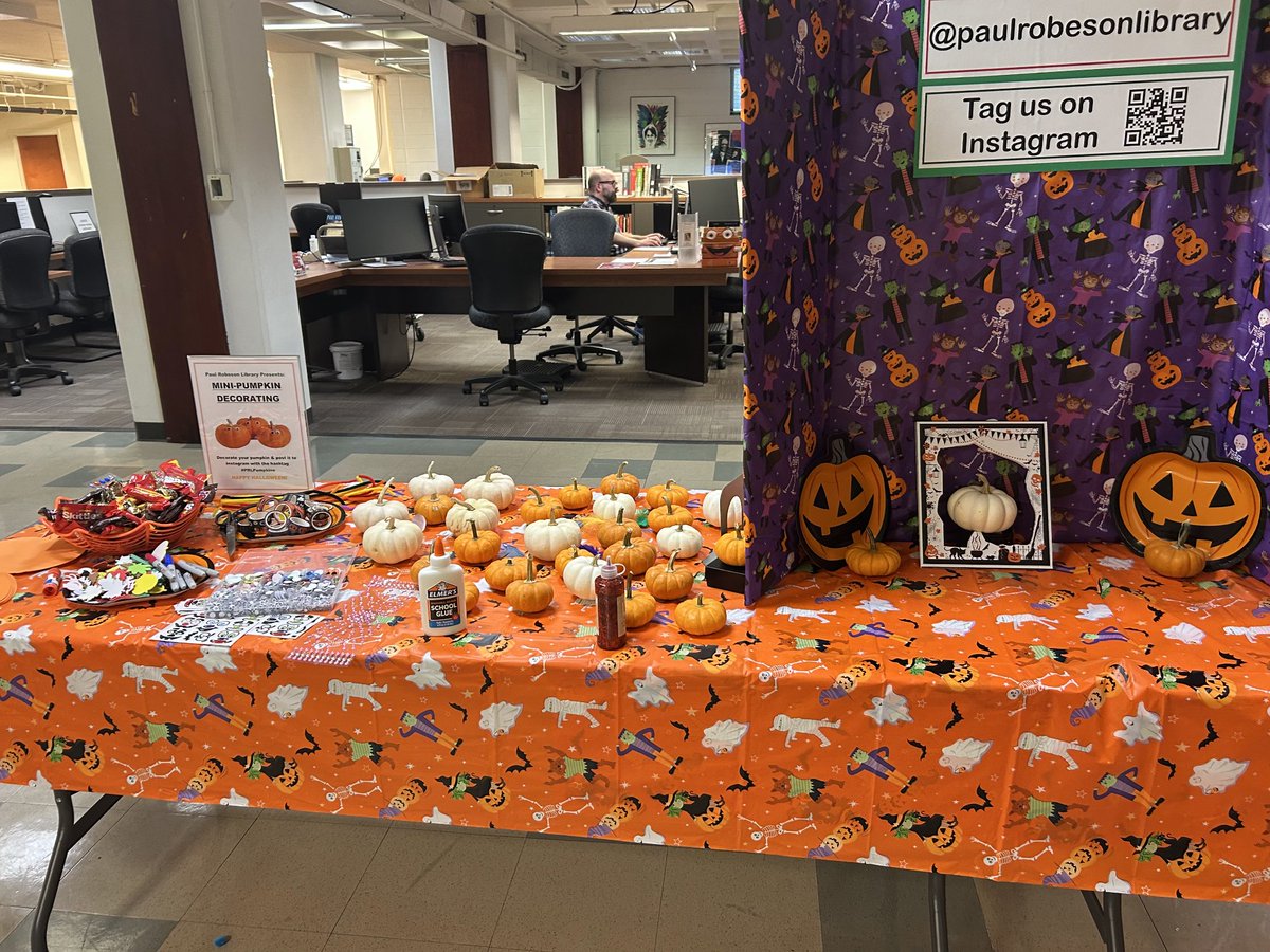 RobesonLibrary's tweet image. 🎃 Let the mini pumpkin decorating begin! Come through during free period today (11:20am - 12:20pm) & decorate your very own mini pumpkin for Halloween! 🎃
____________________________
#RutgersCamden #RutgersLibraries #Rutgers #minipumpkins #Halloween #stressbusters