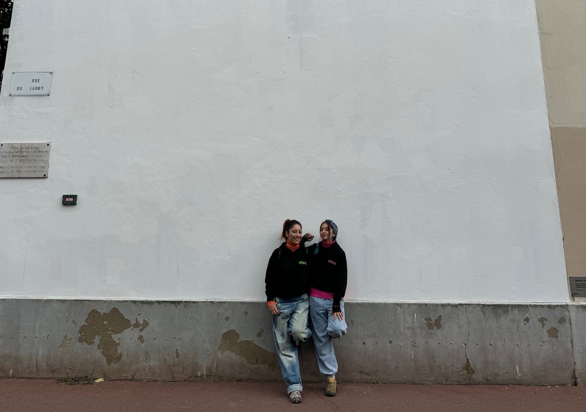 Ecco le due artiste di #Vërnis davanti alla parete bianca che ospiterà il murale realizzato per il festival #gemellarte nella <a href="/villesaintouen/">Ville de Saint-Ouen-sur-Seine</a>.
Anteprima il 26 ottobre alle ore 17.
<a href="/FranceenItalie/">La France en Italie 🇫🇷🇪🇺</a>

<a href="/GnMediaSrl/">GnMedia</a>
<a href="/IF_Italia/">Institut français Italia</a>
<a href="/aux_actes/">Tiziana Zumbo-Vital</a>
#streetart #arteurbana #artecontemporanea