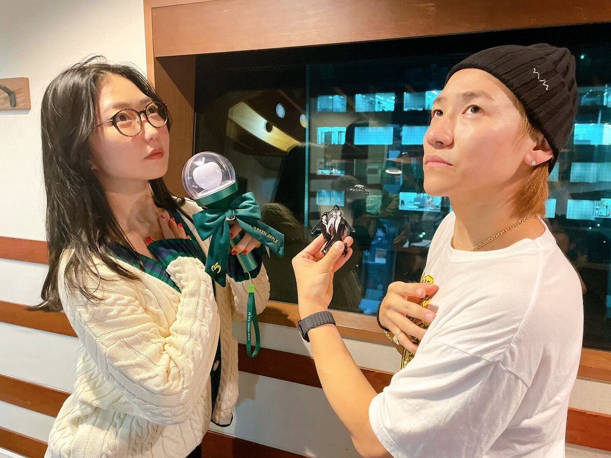 sol_info's tweet photo. 【10/21(月)の #スクールオブロック】
スペシ��ル授業ウィーク1日目、授業テーマは「#私とミセス」🤝🏻🍏
#MrsGREENAPPLE 先生の曲がかかりまくった2時間でした🙌
╭━*\ 🍏オンエアリスト📻~♪ /*━╮
▼ケセラセラ🌷
▼In the Morning🌇
▼アポロドロス🎨
▼ノニサクウタ
▼Soranji🕊️
▼Doodle🏫
▼僕のこと🌟
▼ダンスホール🕺 💃🪩
▼我逢人🤝
*\#ミセスLOCKS での逆予想リスト💭/*
▼どこかで日は昇る🌄
▼日々と君
▼Part of me
╰━━━━━━━━━━━━━━━━━━╯
ぜひ、今夜のプレイリストを組んで授業の余韻に浸ってね🧑🧒🧒
▼22時台
🔗https://t.co/dKRHIFUAOe
▼23時台
🔗https://t.co/r78K2i0Qk1
���日もスペシャル授業ウィーク!
引き続き出席をお願いします🫡