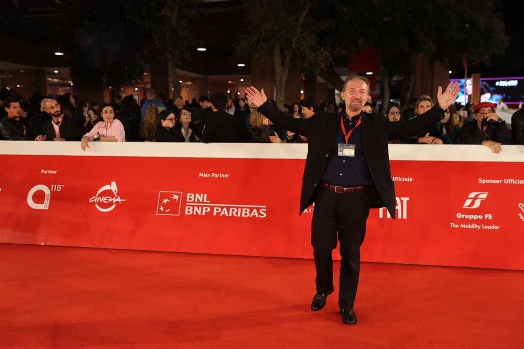 GUIDORANIERI's tweet photo. ⭐️⭐️⭐️FESTA DEL CINEMA DI ROMA⭐️⭐️⭐️Ringrazio NETFLIX che mi ha dato la GRANDE opportunit�� di poter sfilare 2 volte sul RED CARPET sabato 19 e domenica 20 in qualità di INTIMACY COORDINATOR e DIRETTORE SECONDA UNITA' delle serie (Generazione 56k e Supersex) 💋💋 https://t.co/IrXzGYgL4m