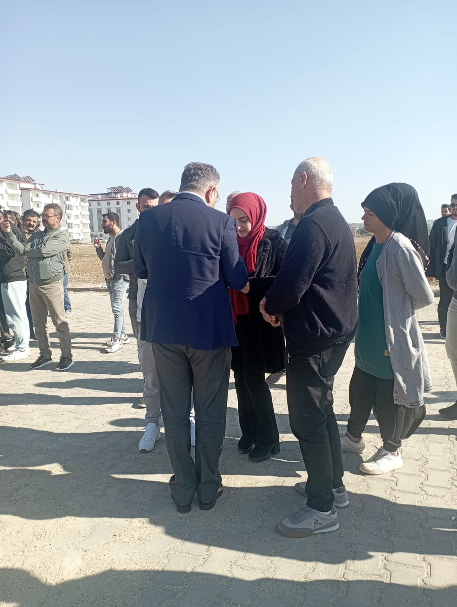 Bugün <a href="/hdpdemirtas/">Selahattin Demirtaş</a> ziyarete gelen <a href="/eczozgurozel/">Özgür Özel</a> sesimi duyurdum içerde sadece Demirtaş yok binlerce kader mahkumu var dedim <a href="/MSTanrikulu/">Sezgin Tanrıkulu</a> EşitAffın ŞartlarıOluştu