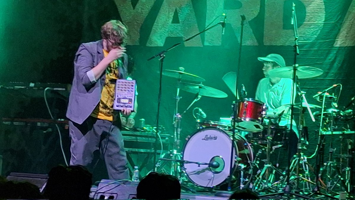 Chema793's tweet image. Yard Act estuvo bueno pero cortito, les faltaron rolas #PoderosoGoteo