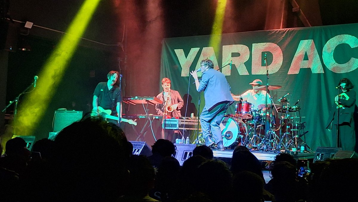 Chema793's tweet image. Yard Act estuvo bueno pero cortito, les faltaron rolas #PoderosoGoteo