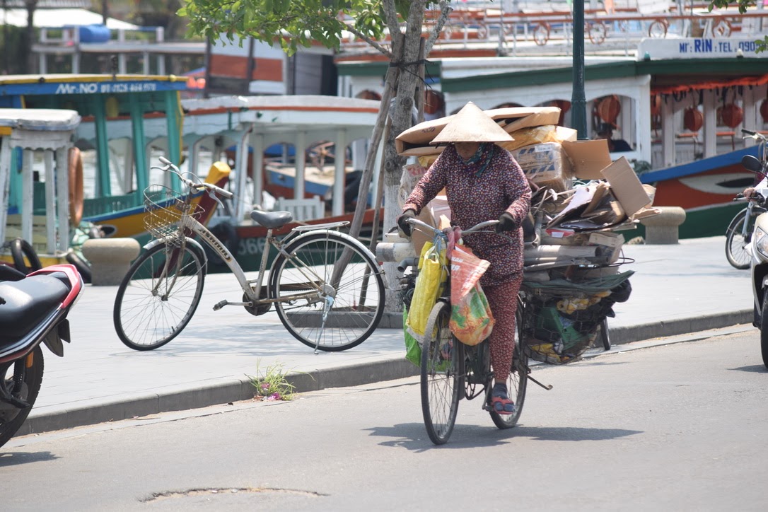 When you think of circularity, do you picture informal waste pickers? In Vietnam, they’re key to recycling but often overlooked. 

Learn how <a href="/UNDPVietNam/">UNDP in Viet Nam</a> #Acclab is working to integrate and elevate informal workers within the formal recycling systems ♻️👇undpacclabs.com/CircularityInf…