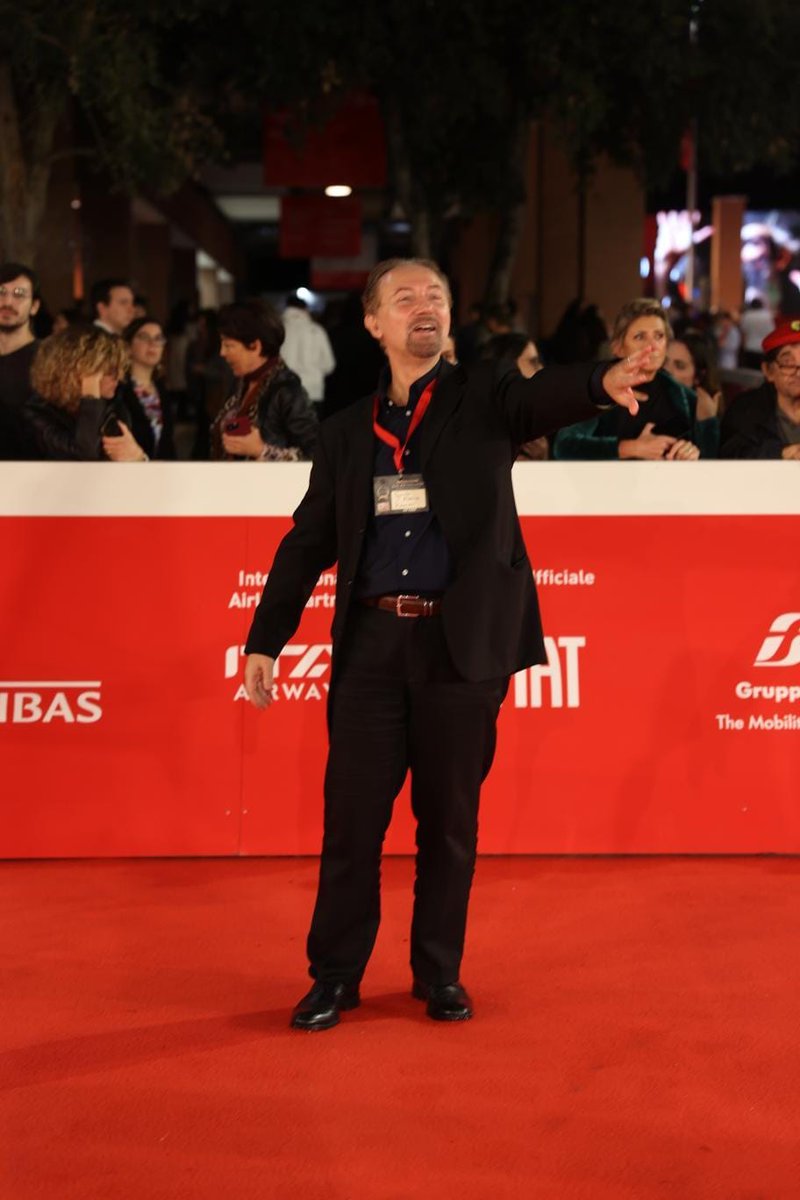GUIDORANIERI's tweet photo. ⭐️⭐️⭐️FESTA DEL CINEMA DI ROMA⭐️⭐️⭐️Ringrazio NETFLIX che mi ha dato la GRANDE opportunit�� di poter sfilare 2 volte sul RED CARPET sabato 19 e domenica 20 in qualità di INTIMACY COORDINATOR e DIRETTORE SECONDA UNITA' delle serie (Generazione 56k e Supersex) 💋💋 https://t.co/IrXzGYgL4m