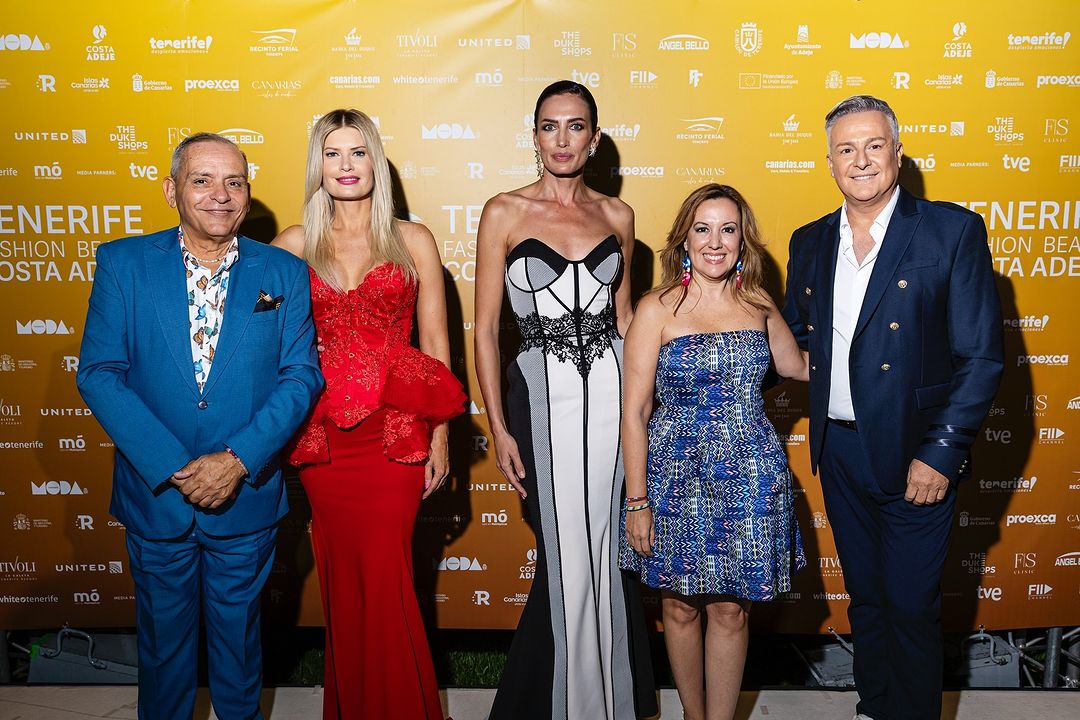 tenerifemoda's tweet photo. ✨ Fue un verdadero lujo el photocall con las diferentes autoridades que asistieron a la gran cita de la moda de baño @tenerifemoda. Te dejamos algunas de las fotografías con los presentadores #NievesBeauty y #RobertoHerreraTVE y con la diseñadora invitada #MayaHansen.
#TFBCA24 https://t.co/VDcHT66vRN