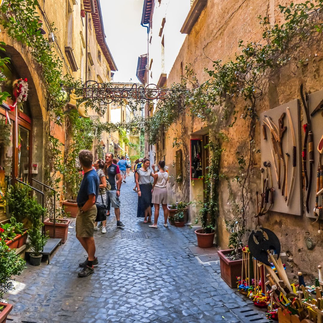 Orvieto, Italy, has a hidden gem beneath its streets that most people don’t even know about. There’s this amazing network of over 1,200 caves and tunnels carved into volcanic rock over 3,000 years ago. This underground world gives you a peek into history that most travelers miss.
